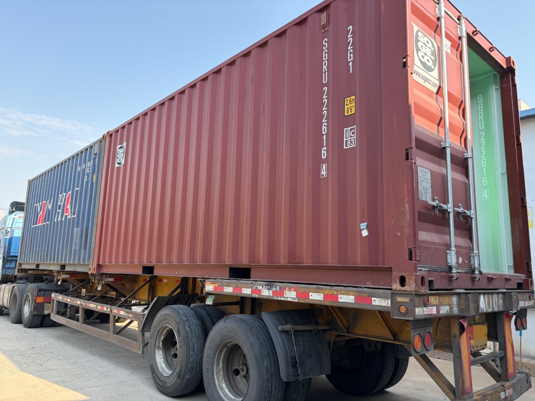 Een volle container met zonneschermnetten is vanochtend naar Japan verzonden